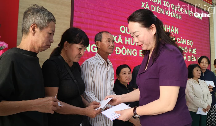 Thành phố Huế tặng quà cho người dân và trường học của Khánh Hòa bị thiệt hại do mưa lũ