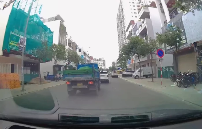 Xử phạt tài xế lái xe ô tô chuyển làn đường không có tín hiệu báo trước