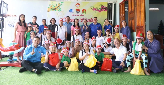 Xã Cam Lâm tặng quà cho trẻ em tại 2 cơ sở bảo trợ xã hội