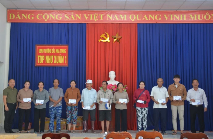 Câu lạc bộ Lữ hành UNESCO Hà Nội trao 200 triệu đồng hỗ trợ người dân phường Bắc Nha Trang và phường Hòa Thắng