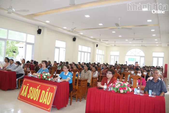 Hội Liên hiệp Phụ nữ xã Suối Dầu tổ chức tập huấn ứng dụng khoa học công nghệ trong chăm sóc cây lúa