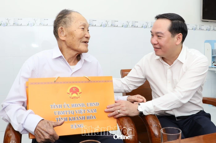 Phó Bí thư Thường trực Tỉnh ủy Khánh Hòa Hồ Xuân Trường thăm, tặng quà Anh hùng Lực lượng vũ trang nhân dân Phan Nhạn