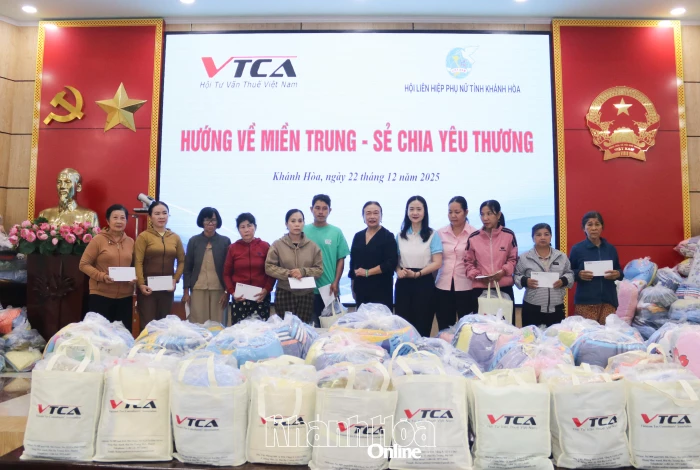 Trao 305 suất quà cho hội viên, phụ nữ bị ảnh hưởng bởi mưa lũ