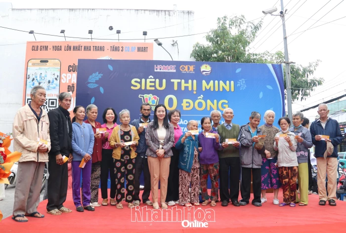 Trao 400 suất quà hỗ trợ người dân bị ảnh hưởng bởi mưa lũ