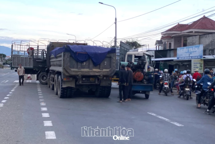 Va chạm giữa 2 xe tải trên Quốc lộ 1