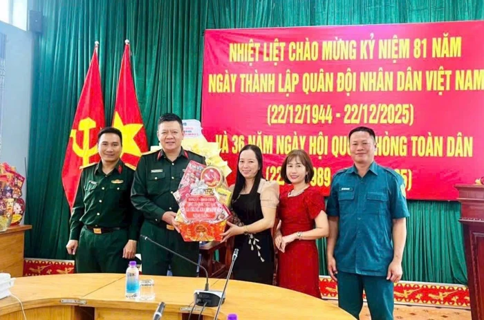 Lãnh đạo xã Trung Khánh Vĩnh thăm, chúc mừng các đơn vị quân đội