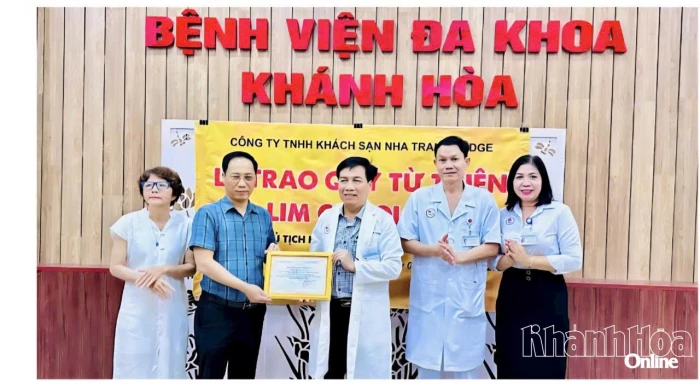 Công ty TNHH Khách sạn Nha Trang Lodge trao hỗ trợ cho 74 bệnh nhân có hoàn cảnh khó khăn