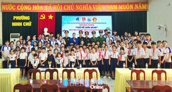 Đoàn phường Ninh Chử phối hợp tổ chức chương trình “Chú kể cháu nghe” và tặng quà cho học sinh