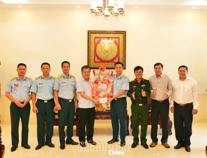 Chủ tịch UBND tỉnh Trần Phong thăm, chúc mừng các đơn vị quân đội