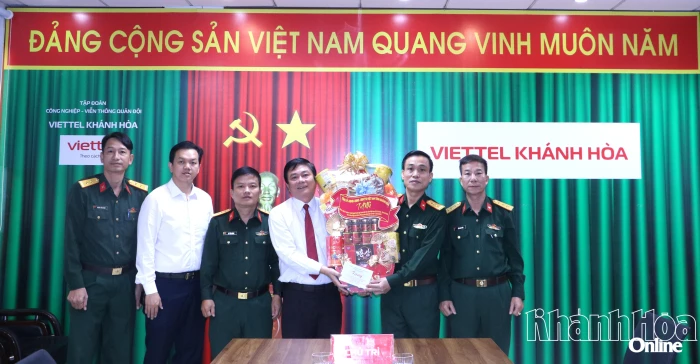 Phó Chủ tịch Thường trực HĐND tỉnh Khánh Hòa Lữ Thanh Hải thăm, chúc mừng một số đơn vị quân đội