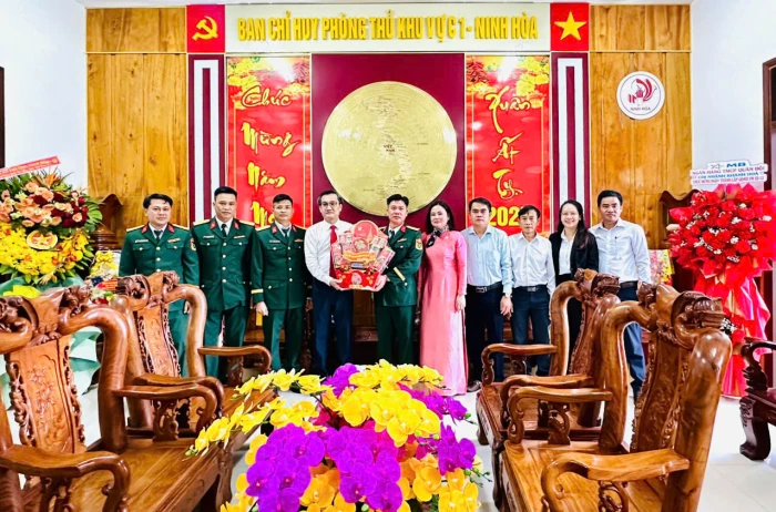 Phường Ninh Hòa thăm, chúc mừng các đơn vị quân đội