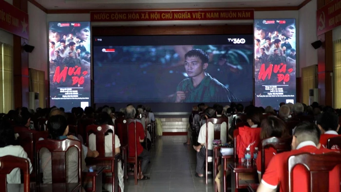 Phường Cam Ranh phối hợp tổ chức chiếu phim "Mưa đỏ" trên địa bàn