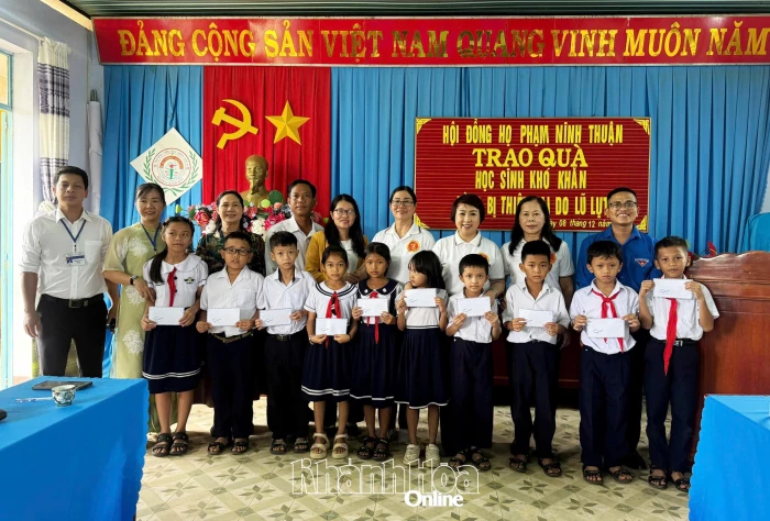 Trao 40 suất quà cho học sinh phường Đô Vinh bị ảnh hưởng bởi mưa lũ