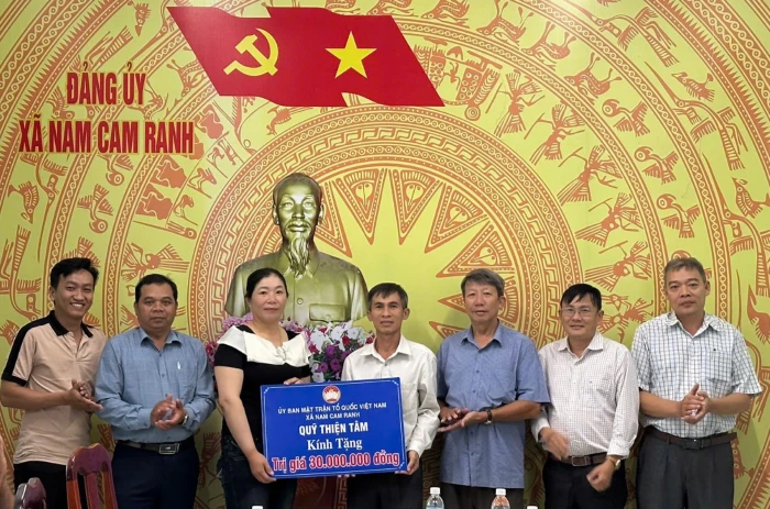 Xã Nam Cam Ranh trao tiền hỗ trợ các hộ dân bị thiệt hại nhà ở do mưa lũ