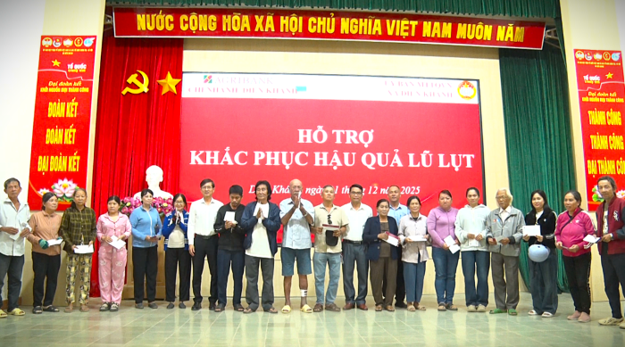 Mặt trận xã Diên Khánh phối hợp trao 350 suất quà cho các hộ có hoàn cảnh khó khăn