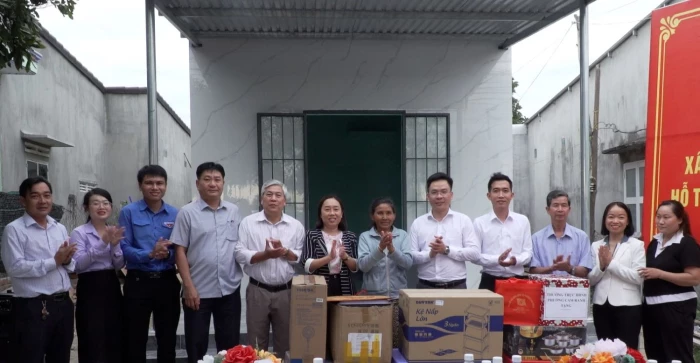 Ủy ban MTTQ Việt Nam phường Cam Ranh bàn giao nhà tình nghĩa cho người dân