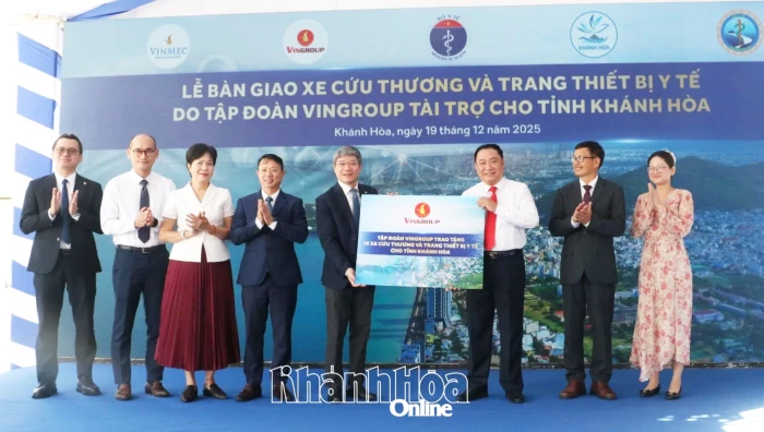 Tập đoàn Vingroup trao tặng 15 xe cứu thương cho ngành Y tế Khánh Hòa