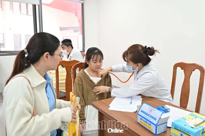 Khám bệnh, cấp thuốc miễn phí, tặng quà cho người dân bị ảnh hưởng thiên tai