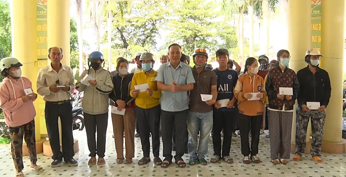 Xã Diên Khánh trao quà hỗ trợ người dân vùng lũ