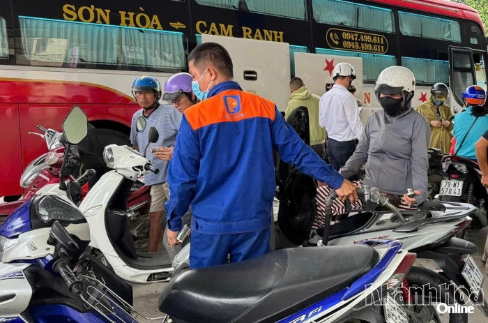 Giá xăng dầu tiếp tục giảm