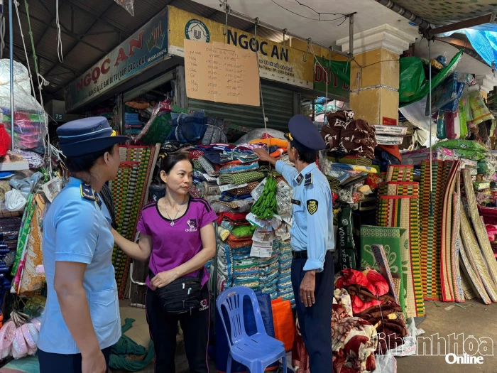 Phát hiện hơn 700 đôi dép nghi giả mạo nhãn hiệu Crocs tại phường Nha Trang