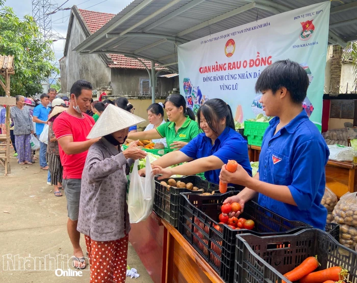 Giá rau, thực phẩm dần bình ổn sau mưa lũ