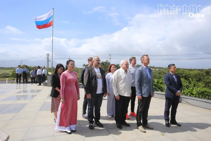 Đoàn công tác của tỉnh Khánh Hòa và Liên bang Nga viếng Tượng đài hữu nghị Việt - Nga