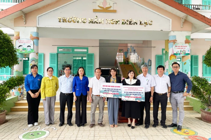 Trao 700 triệu đồng hỗ trợ Trường Mầm non Diên Lạc khắc phục sau lũ