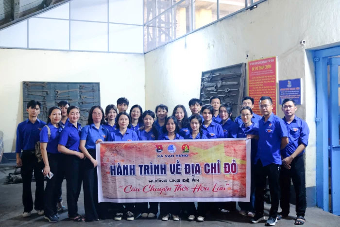 Đoàn xã Vạn Hưng tổ chức hành trình đến địa chỉ đỏ