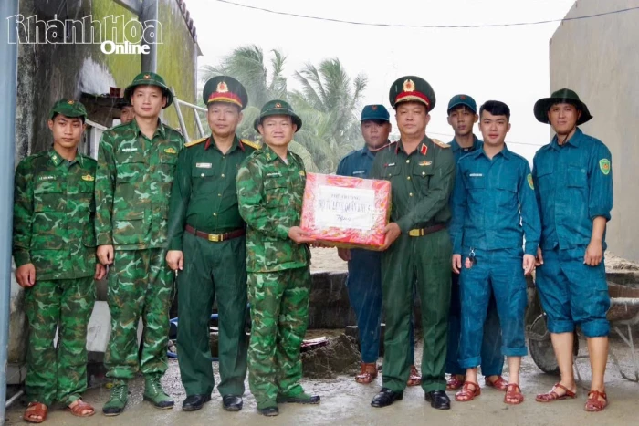 Phó Tư lệnh Quân khu 5 kiểm tra, động viên lực lượng xây nhà cho người dân tại xã Đại Lãnh