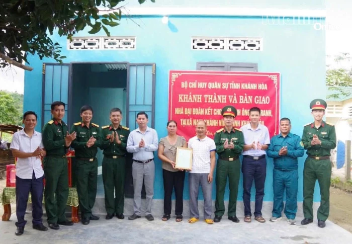 Bộ Chỉ huy Quân sự tỉnh Khánh Hòa bàn giao nhà Đại đoàn kết tại xã Nam Khánh Vĩnh