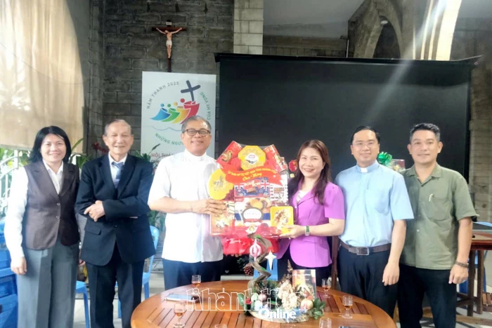 Ủy ban Mặt trận Tổ quốc Việt Nam tỉnh đi thăm, chúc mừng các cơ sở tôn giáo nhân dịp Giáng sinh