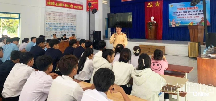 180 học sinh Trường Trung cấp Nghề Vạn Ninh được tuyên truyền pháp luật về trật tự, an toàn giao thông
