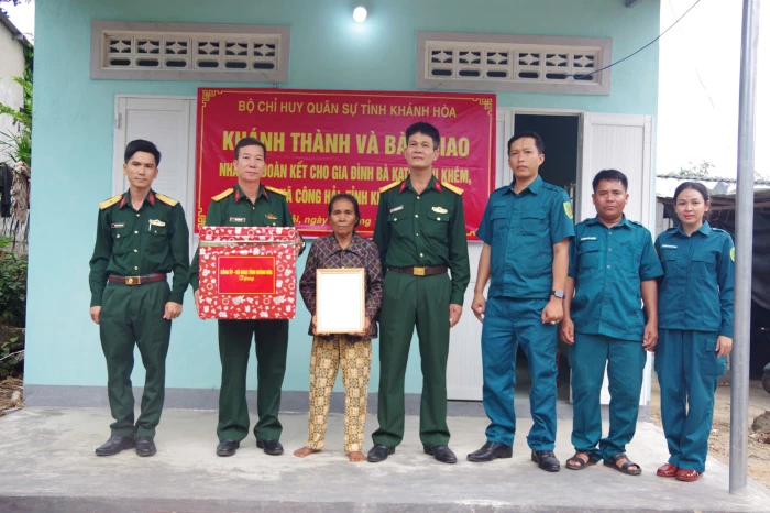 Bộ Chỉ huy Quân sự tỉnh Khánh Hòa bàn giao nhà Đại đoàn kết tại xã Công Hải