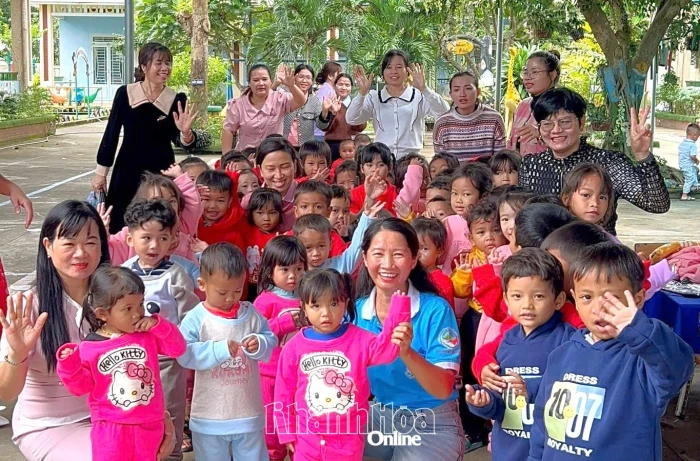 Tặng 385 bộ quần áo cho trẻ mầm non xã Nam Khánh Vĩnh