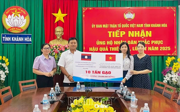 Tỉnh Khammoune trao tặng 10 tấn gạo hỗ trợ tỉnh Khánh Hòa khắc phục hậu quả mưa lũ