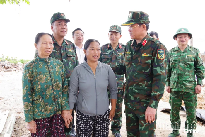 Chính ủy Quân khu 5 kiểm tra, động viên lực lượng xây nhà cho người dân tại Khánh Hòa