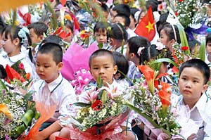 Học sinh trường tiểu học Thăng Long, Hà Nội trong lễ khai giảng ngày 4/9. Trong số hơn 1.200 học sinh, có hơn 200 em bước vào lớp 1.