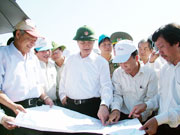 Thủ tướng Chính phủ Nguyễn Tấn Dũng (giữa) cùng lãnh đạo tỉnh thăm và kiểm tra kế hoạch sử dụng đất của các dự án tại KKT Vân Phong.