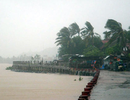 Cảng cá phường 6, Phú Yên ngả nghiêng trong gió bão. Ảnh: Xuân Hiếu