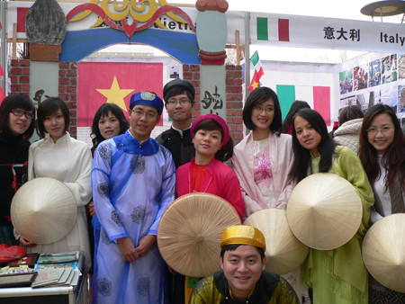 Du học sinh VN tại Trung Quốc trong buổi triển lãm thư pháp VN tại “lễ hội văn hoá quốc tế” do Trường ĐH Sư phạm Hoa Trung (Hồ Bắc, Trung Quốc) tổ chức. (Ảnh: GNO)  