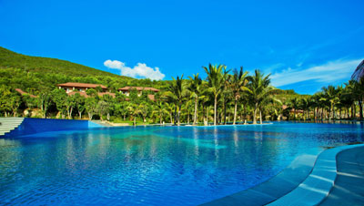 Bể bơi xanh ngắt của Vinpearl Luxury Nha Trang.