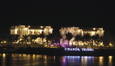 Nhà hàng Champa nhìn từ cầu xóm Bóng.
