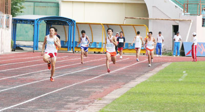 Các vận động viên nam tranh tài ở nội dung chung kết 4*100m tại sân vận động 19-8 Nha Trang. 