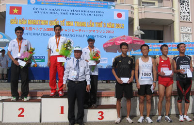 Ông Nguyễn Văn Hòa - Phó Giám đốc Sở Văn hóa - Thể thao và Du lịch, Trưởng Ban tổ chức trao huy chương vàng, bạc, đồng và giải khuyến cho các vận động viên nam ở nội dung bán Marathon dài 21km.