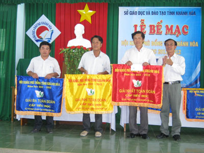  Ban tổ chức hội thi trao giải thưởng cho các đơn vị.