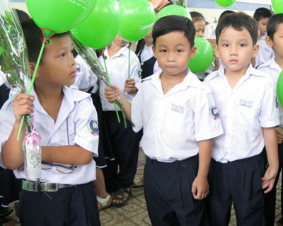 Các em học sinh khối lớp 1 Trường Tiểu học Phước Tiến (Nha Trang) với trang phục áo trắng, quần xanh trong ngày khai giảng năm học mới 2011 - 2012. 