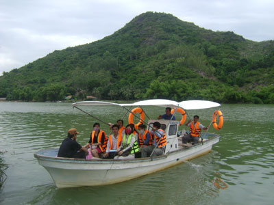 Hành khách chấp hành khá tốt việc mặc áo phao khi đi qua sông Cái (Nha Trang).