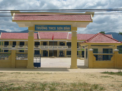  Trường Trung học cơ sở Sơn Bình (Khánh Sơn) vừa được xây mới, bắt đầu hoạt động từ năm học 2012-2013.