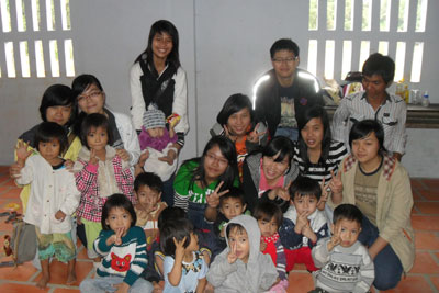Nhóm bạn lớp chuyên Toán (khóa 2009 - 2012) Trường THPT chuyên Lê Quý Đôn vui chơi cùng các em nhỏ mồ côi ở chùa Lộc Thọ.